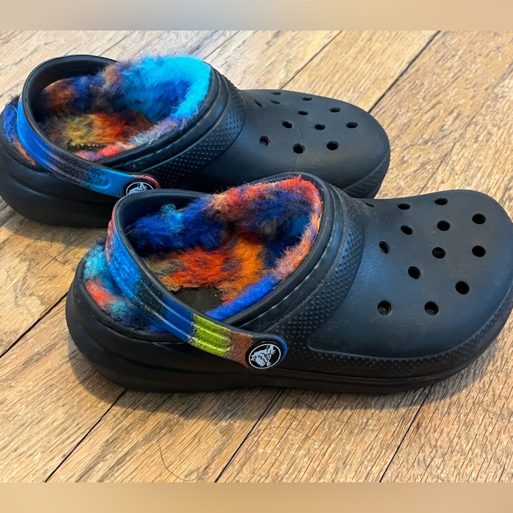 Crocs EUC Lined Little Kids size c12 Boys Girls Black with colorful fuzzy lining - Picture 4 of 6